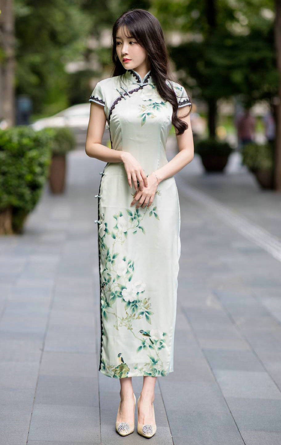 原创v领的米白色连衣裙,收腰款式更显优雅的姿态