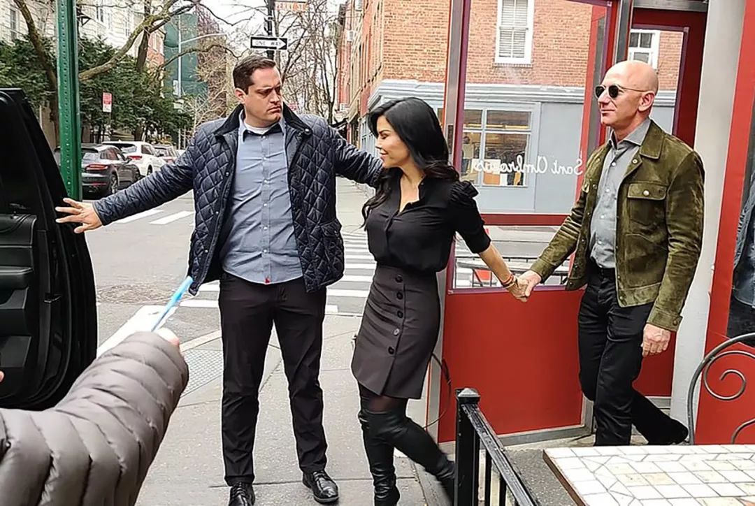 世界首富女友真闪耀,牵着55岁男友走出餐厅,1尺7小腰细得惊艳_劳伦