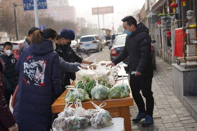 在这不平凡的春节里,却成了路边菜品,食材推销员