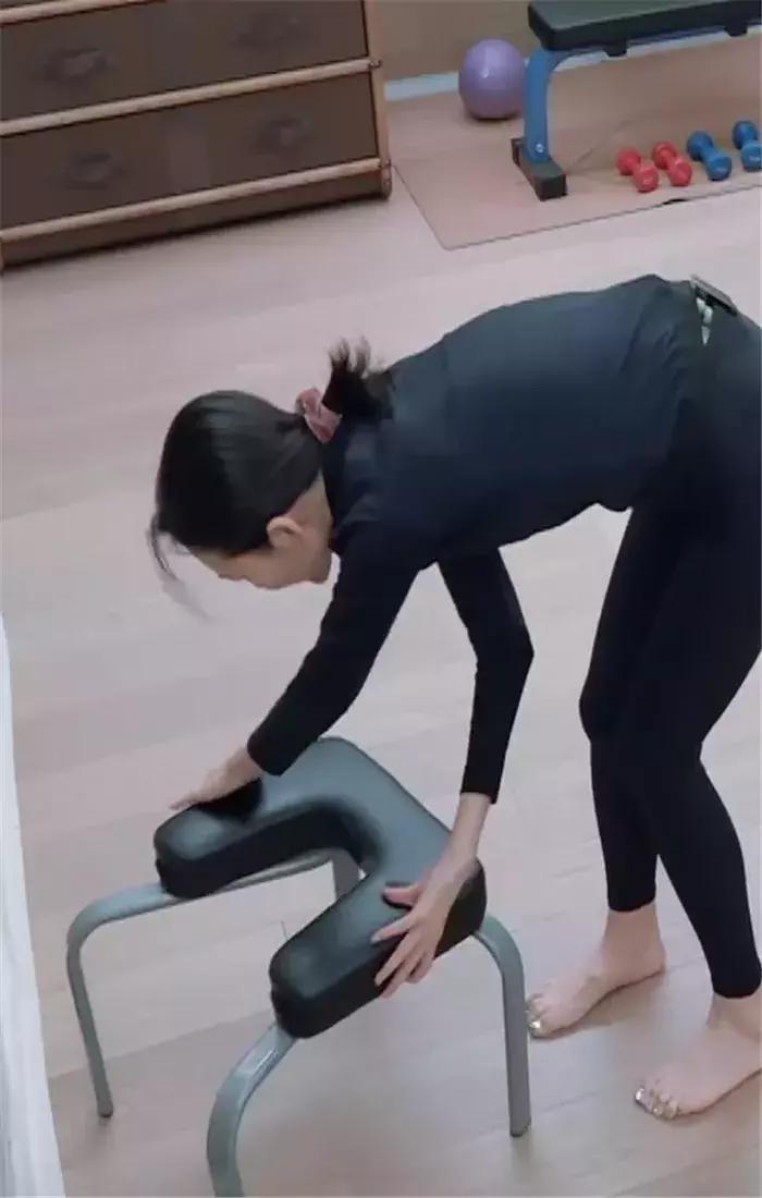 王鸥带火一款倒立椅当得知售价后00后又可以买同款了