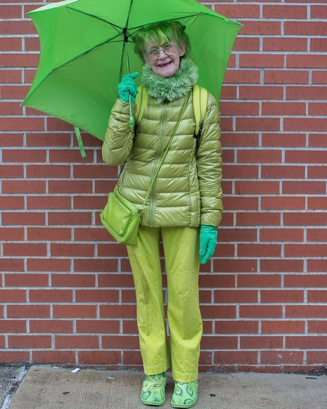 这个全身原谅色的老奶奶,过出了许多人想要的生活_绿色