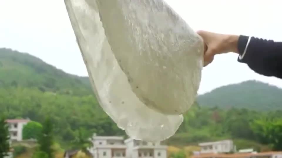 南薯俗称芭蕉芋客家人把它制成南薯粉工序繁琐