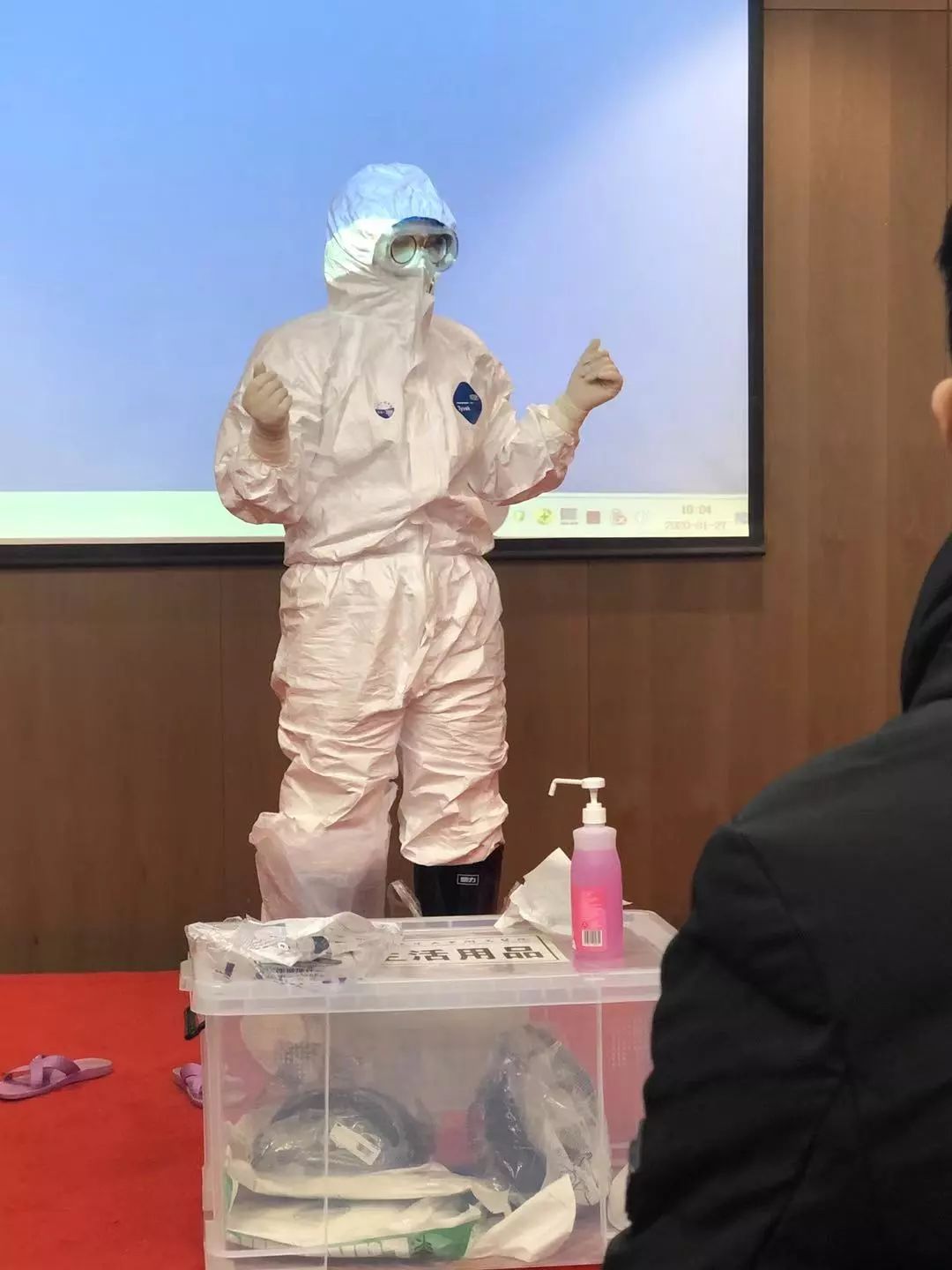 无锡驰援湖北医疗队队长吴小龙的朋友圈公开