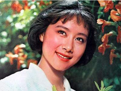 她与张凯丽同演《渴望》,30年后凯丽已成艺术家,她才因徐峥走红