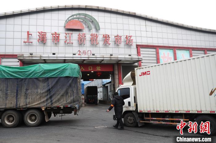 探访上海最大蔬菜批发市场:"今天的货太多了"