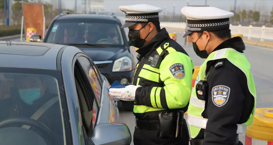 战疫进行时确山交警辅警风采录