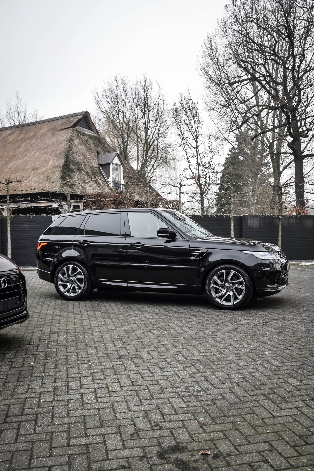 路虎揽胜运动p400e插式混合动力的揽胜