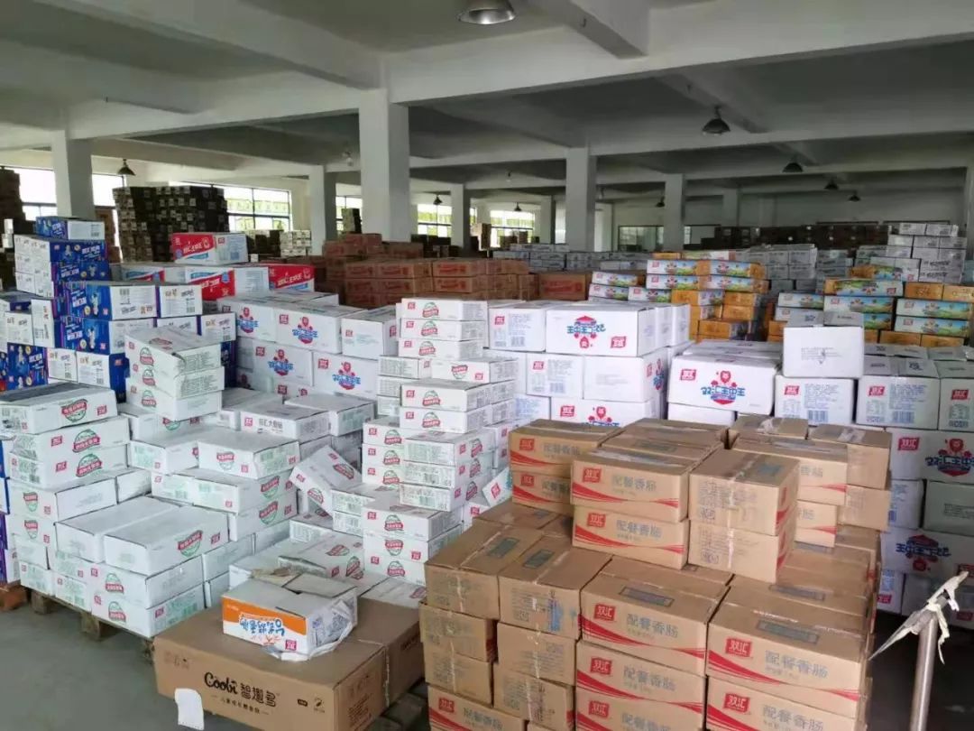 下图为启东欧伟仕超市仓库一角:怎么可能会出现物资短缺的现象呢?
