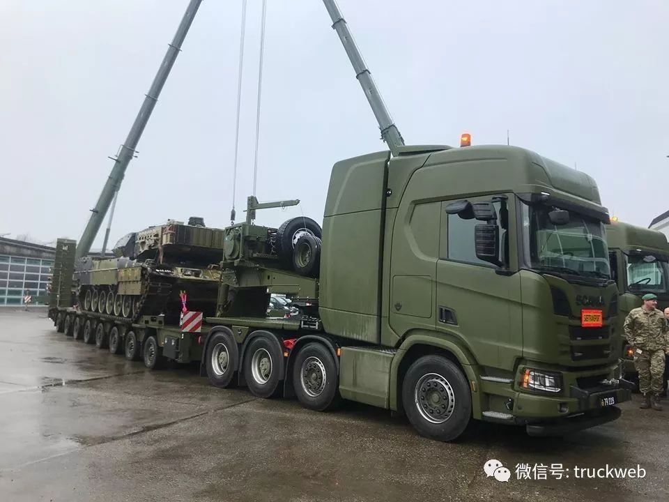 r650v88x4军用牵引车首次亮相第100辆斯堪尼亚全新卡车系列军车交付