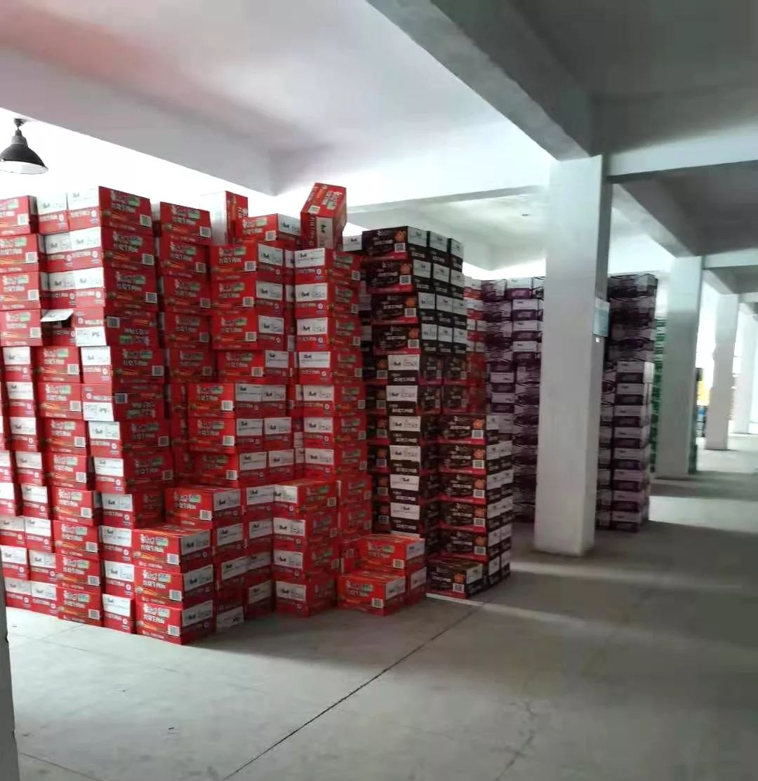 下图为启东欧伟仕超市仓库一角:怎么可能会出现物资短缺的现象呢?