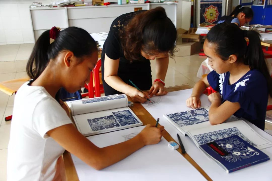 它其实是用一种特别的印染手工艺——蜡染制作的画哦~蜡染,是我国古老