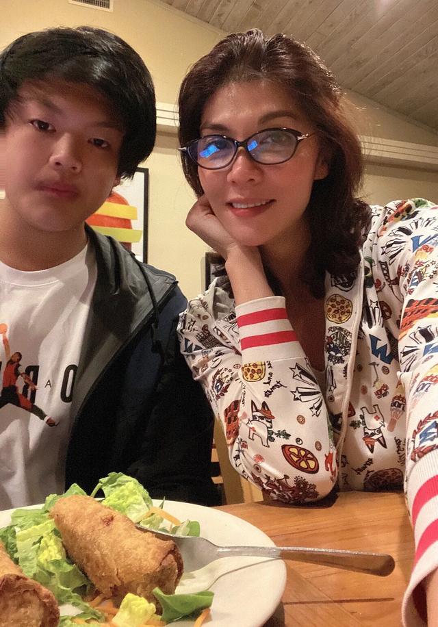 48岁奥运冠军,现成商界女强人,身家早过亿,二婚生子入了外国籍