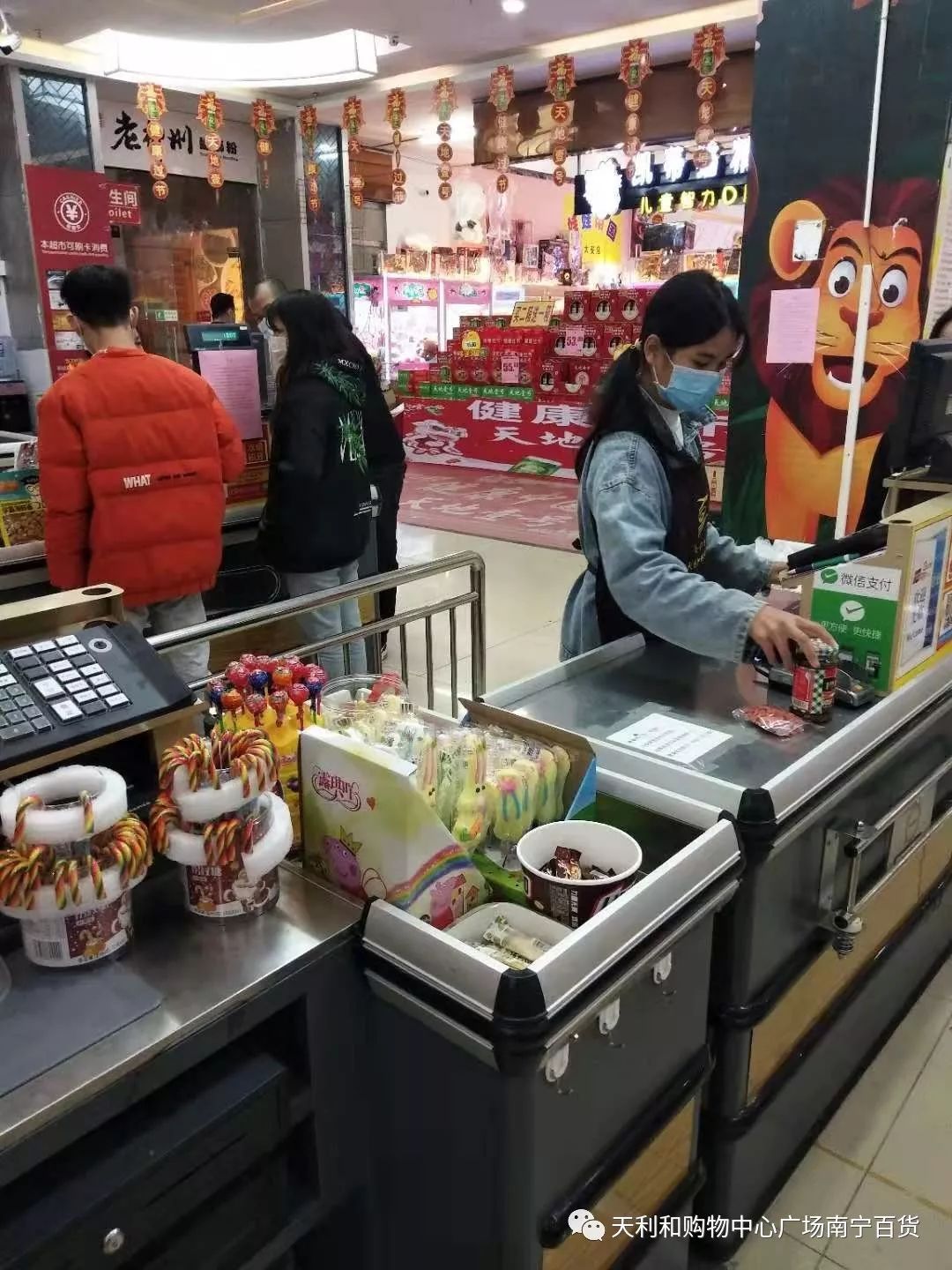 面对疫情大安南宁百货超市人坚守岗位全力保障商品平价供应