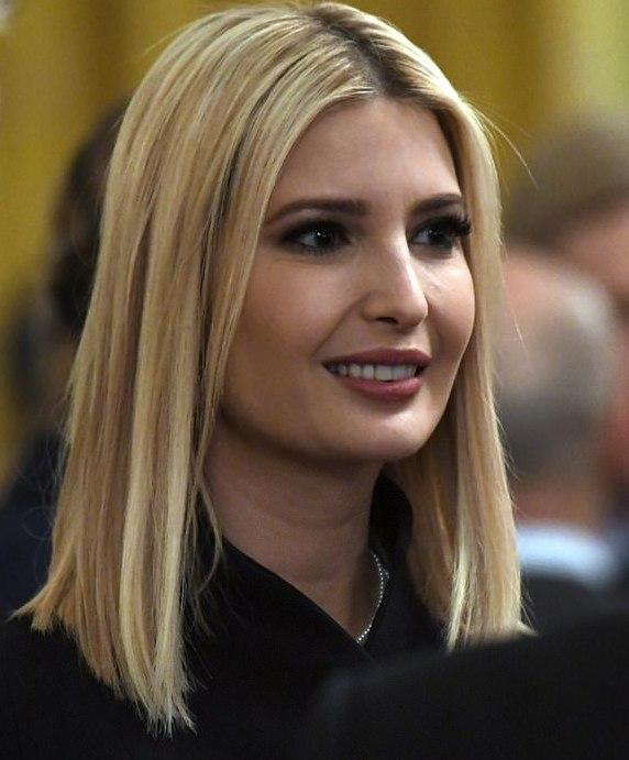 原创伊万卡一身黑色好低调!手上300多万5克拉钻戒真闪,特朗普有福气