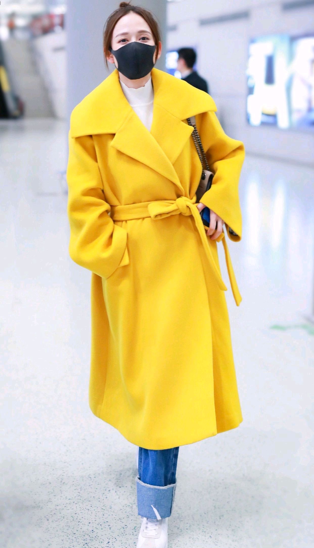 陈乔恩和艾伦同框搞怪很有趣身穿黄色大衣配牛仔裤很减龄