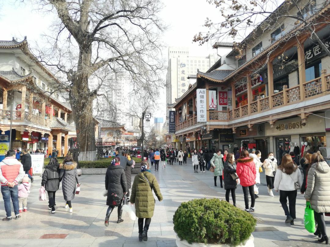 天水中华西路步行街被称为"天水南京路"的中华西路步行街,人来人往