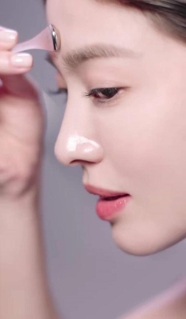 宋慧乔拍大片露香肩美背肌肤吹弹可破尽显自信女人魅力