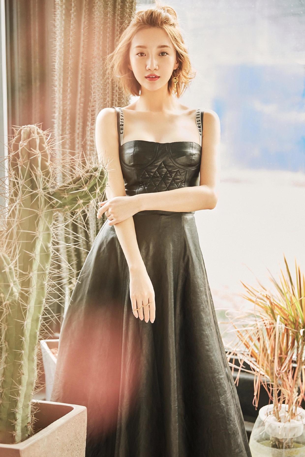 原创郑雅文衣品好得过分身穿红色连衣裙优雅大气皮肤白到发光