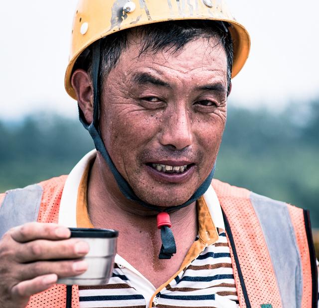 老张光影铺路者济青高速济泰高速工地农民工特写