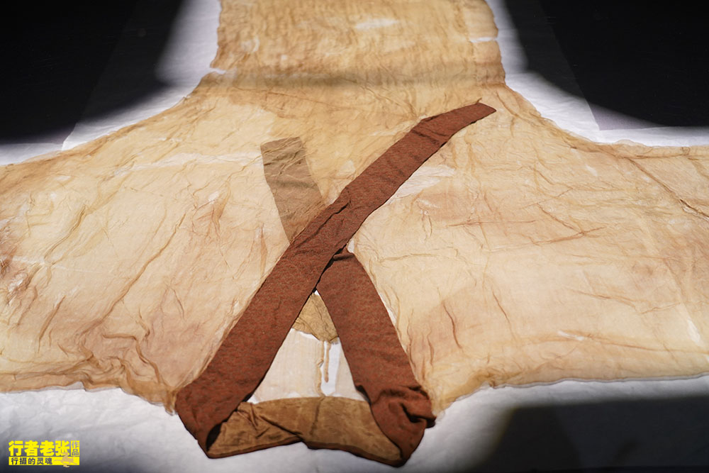 这件衣服闻名世界是最薄最轻最贵的2200多年前古人用蚕丝织的