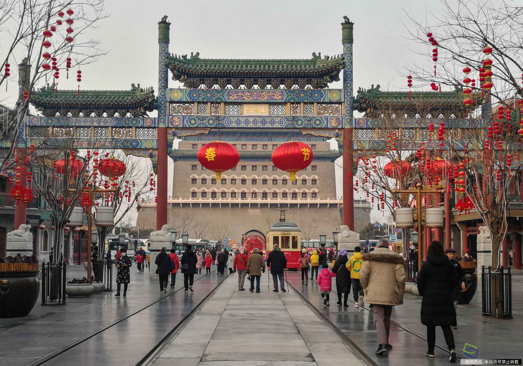 2020年1月25日,北京,前门大栅栏正阳门下年味浓.