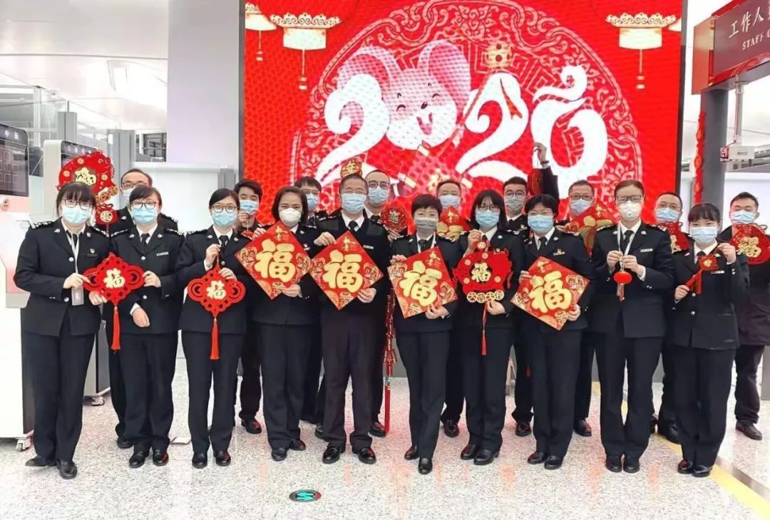 宁波海关过年过关爱是最好的桥梁
