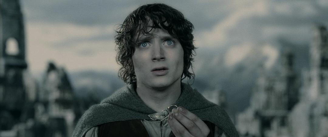 哈比人弗罗多(伊莱贾·伍德饰)在叔叔比尔博·巴金斯(伊安·霍姆饰)