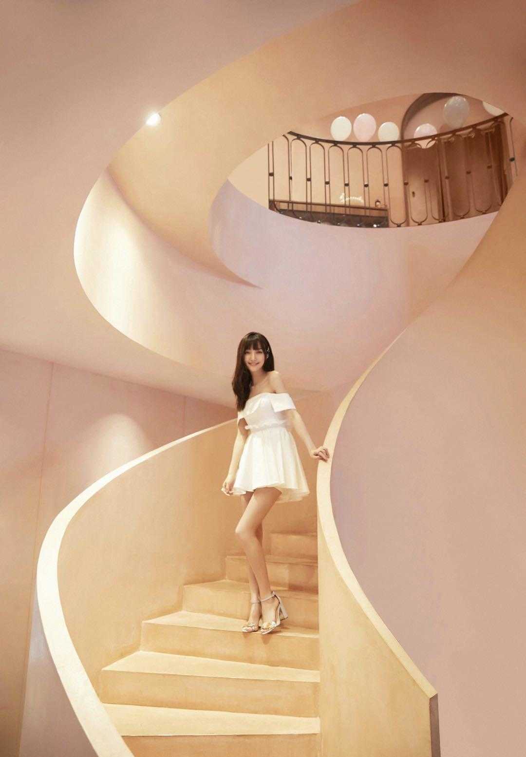 原创郑雅文底放开了,罕见大尺度真空穿黑色连体裤,优雅大气又撩人