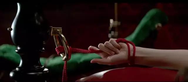 连剧本中亲吻鞋尖,鞭笞体罚这样的戏码,都是通过无实物表演的方式,点