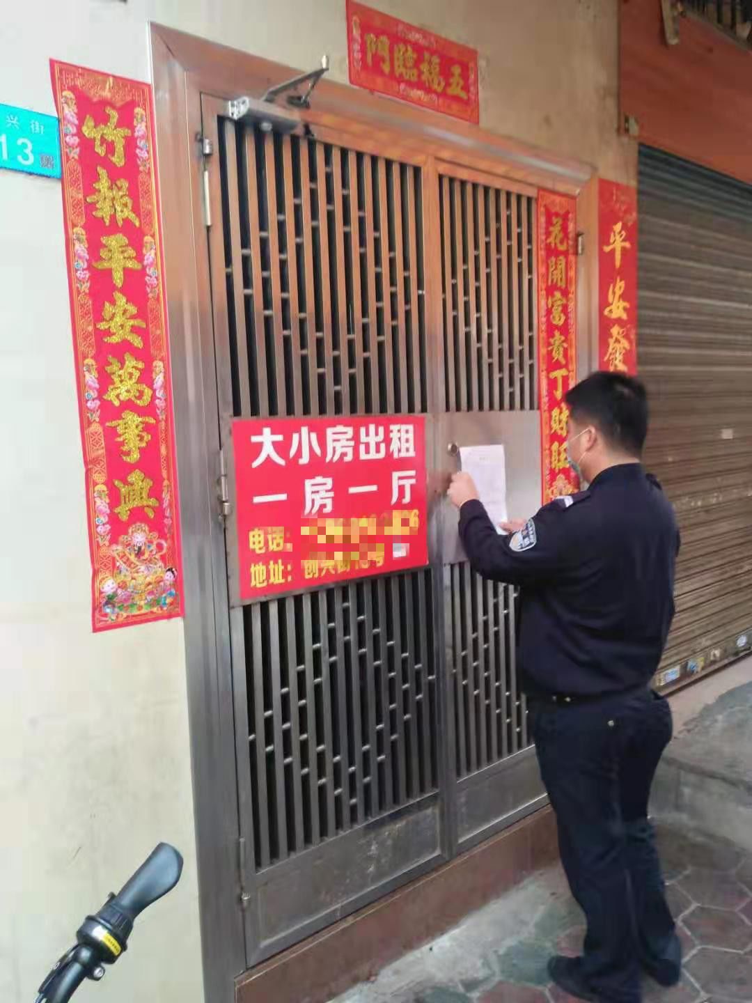 张贴防控宣传单▲悬挂防控宣传横幅▲利用led屏幕滚动播放防控宣传