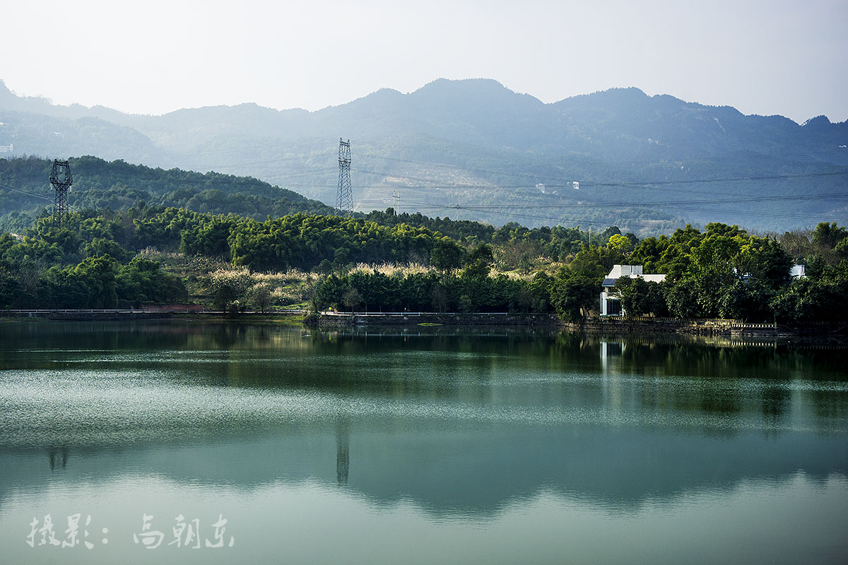 1/10莲花湖,原名幸福水库,位于重庆沙坪坝区曾家虎峰山脚下.