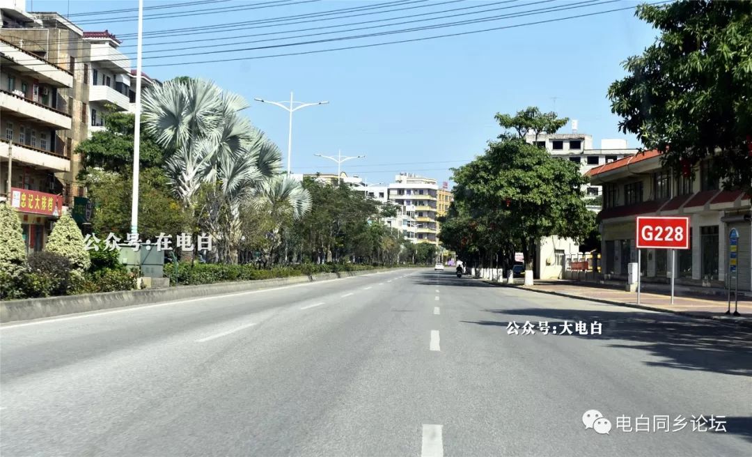 61三角圩61对比一下往日的人民路只看见这两姐妹在等公交半条人民