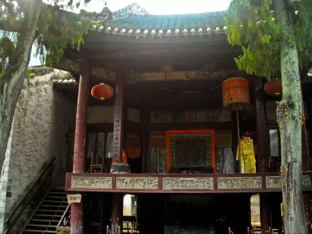 也许因为人生充满了各种遗憾我们变得爱看别人的人生我们愿意坐在台下
