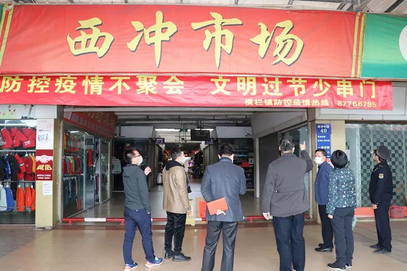 在西冲市场和五一队流动摊贩疏导点,市场管理方都能做到要求商户,摊贩