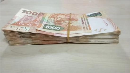 原创杭州一男子冲进派出所我要捐款扔下十万港币就跑了