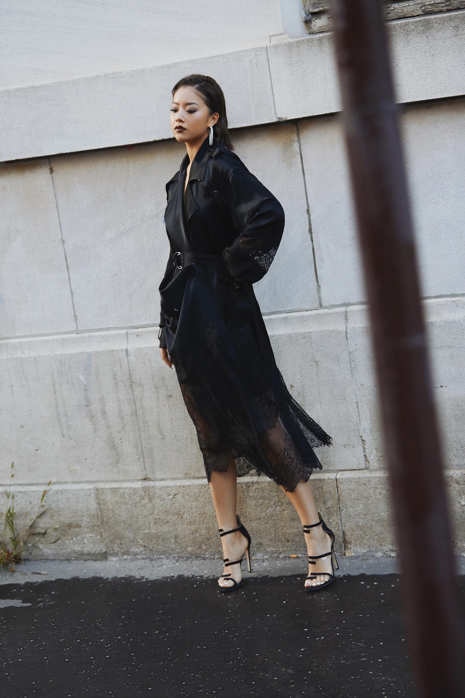 王菊亮相巴黎时装周02蕾丝长袍欧美范儿十足