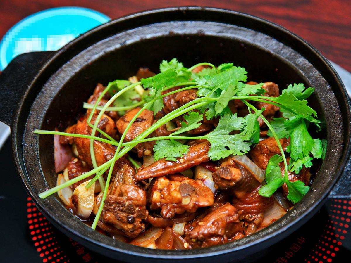 重庆鸡公煲商用技术可单品开店的特色菜品备受年轻人的喜爱