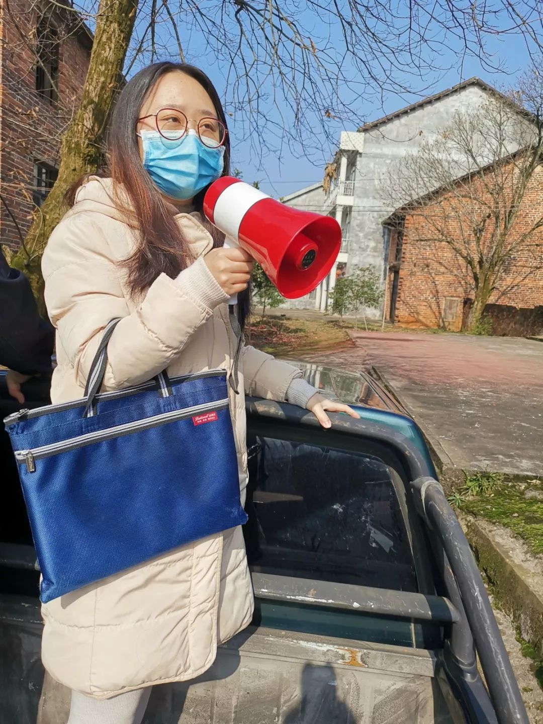 宣传秩序维护茶陵县桃坑乡青年干部袁康平积极引导市场商贩佩戴好口罩