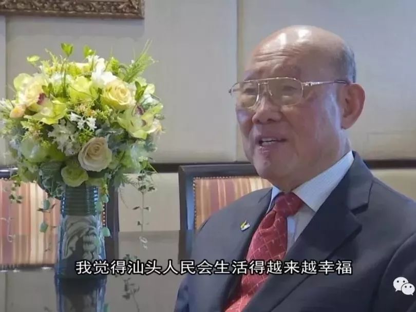 食品(大众)有限公司集团董事长陈汉士先生捐赠450箱吞拿鱼饼干罐头