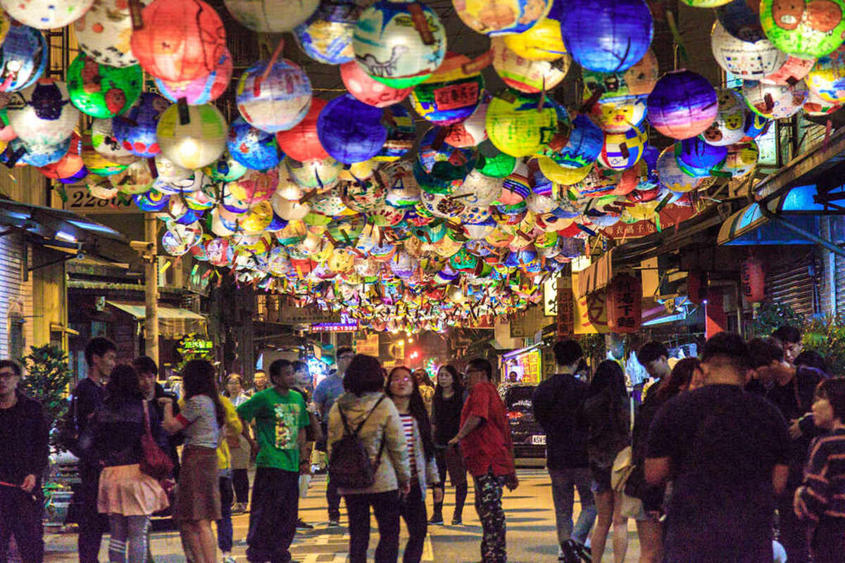 还有,走春当然不可漏掉府城普济灯会,布满庙埕与国华街的上千颗灯笼