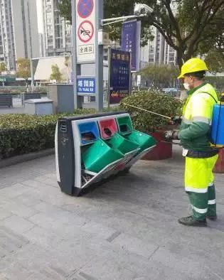 来自中国疾控中心权威发布普通人戴过的口罩投入到其他垃圾桶即可