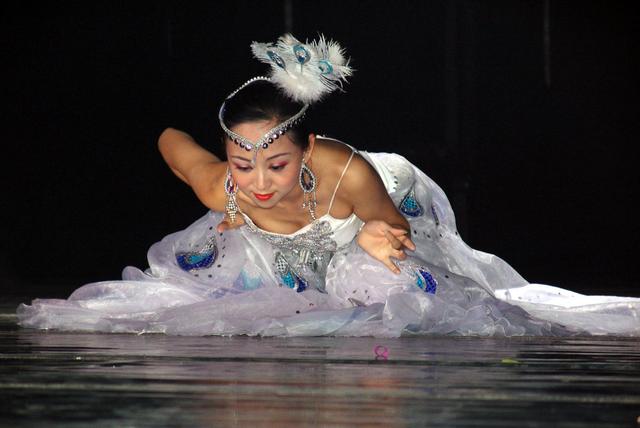 那个在春晚跳《千手观音》的舞者邰丽华,这15年去哪了?_舞蹈