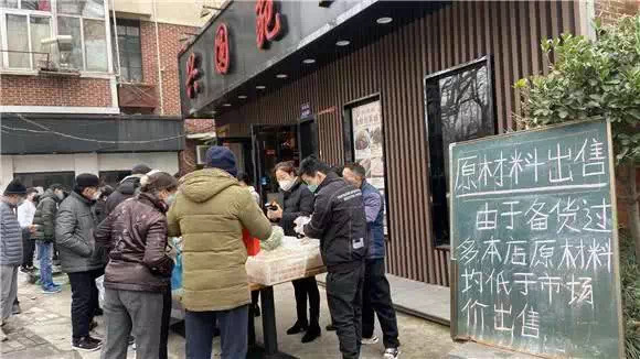 爱申活暖心春｜备货多，上海一餐馆向市民半卖半送供应蔬菜