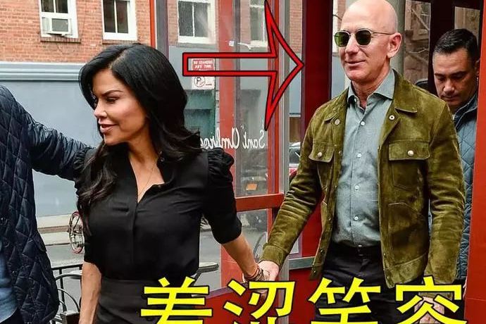 杰夫·贝佐斯穿着厚外套,他跟在50岁的新欢身后,被对方牵着手走出餐厅