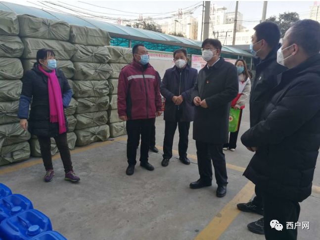 鄠邑区工商联党组书记韩新茂向区委书记范九利同志汇报我区商会组织和