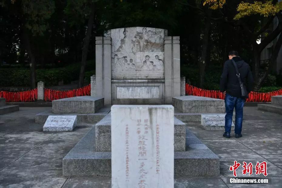 "运动四烈士墓,"一二·一"运动石雕火炬纪念柱,闻一多和李公朴衣冠冢