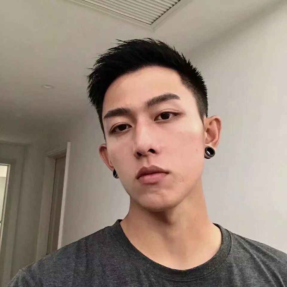 头像丨现实太假而我们又太傻