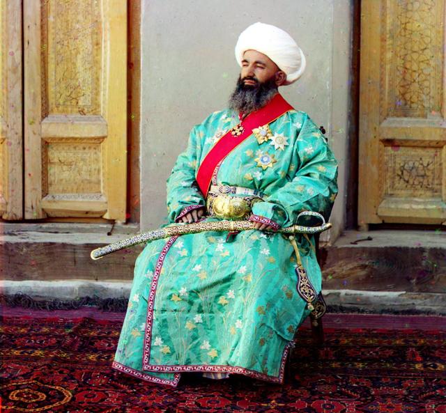 中亚人的长袍随后赛义德汗便送给了麻克速一件产自撒马尔罕的精美长袍