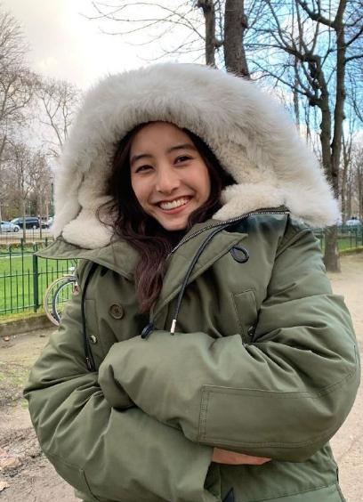27岁新木优子巴黎旅行私服,军绿色大棉袄,看起来又暖又潮