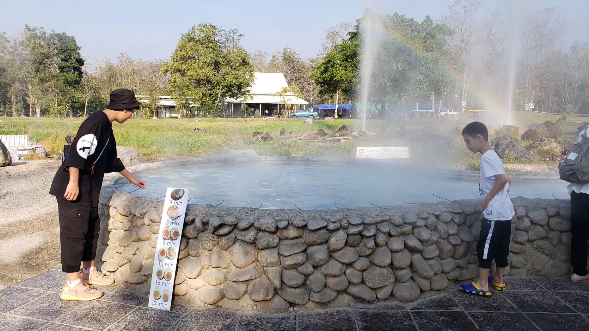 清迈同学们上课的情况同学们在清迈泰丝村参观,从蚕宝宝的出生长大到